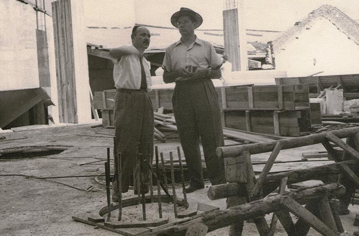 1945